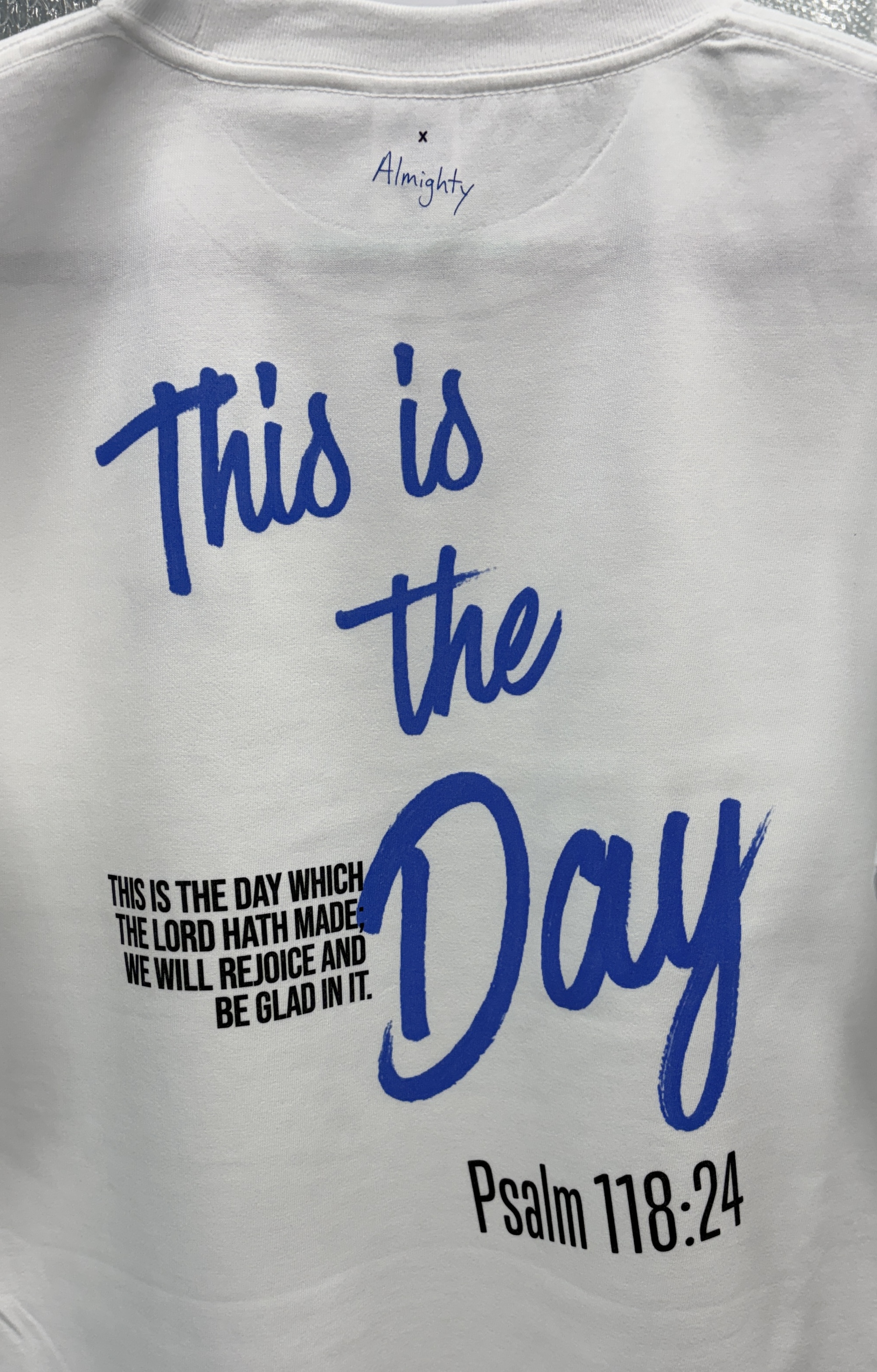 세탁 후에도 선명하게 남아있는 Almighty 프린트 — 'This is the Day' 블루 백프린트 샘플