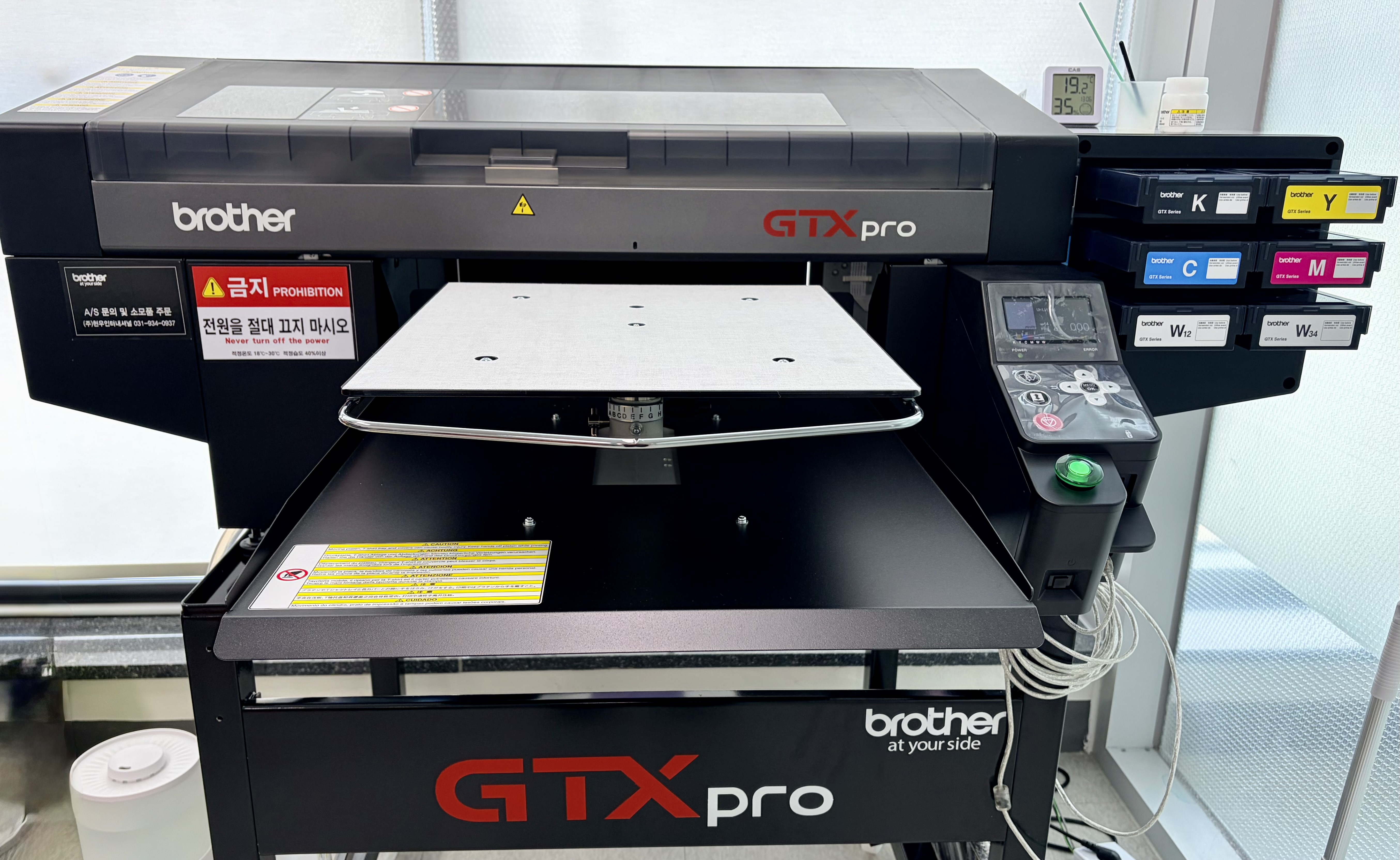 Brother GTXpro 프린터 정면 — CMYK·화이트 잉크 카트리지